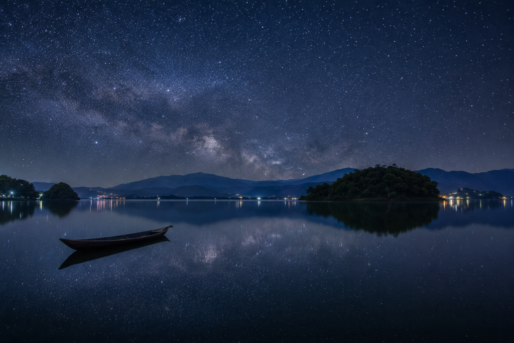 Pemandangan Danau Sentani Papua pada malam hari dengan langit penuh bintang, pantulan cahaya di air danau, perahu tradisional, dan siluet perbukitan
